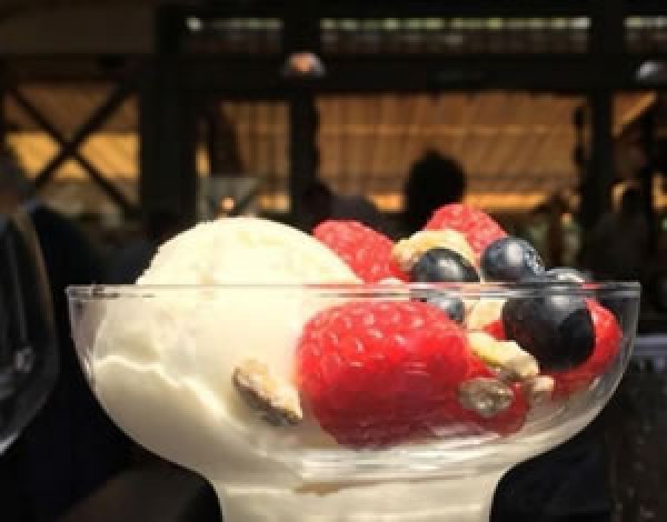 Glace yaourt, fruits rouges & chantilly du Café la Jatte (92200)