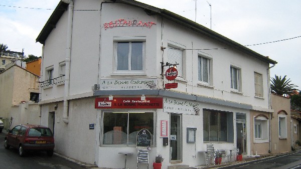 Vue extérieure du Restaurant sur la rue Jean Vilar à Sète (face à la boulagerie Lubrano).