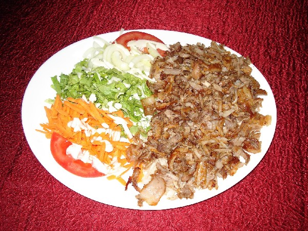 Döner kebab (viandes de veau en lamelle cuite à la broche verticale)<br />
