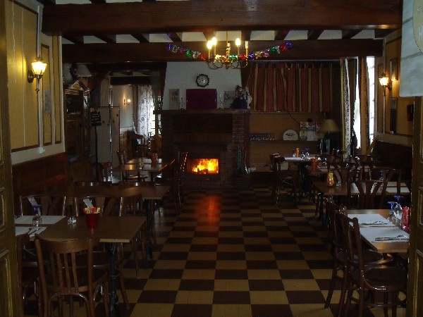 salle de restaurant avec cheminée