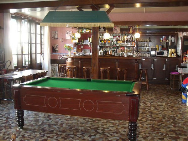 bar avec billard (pool 8)